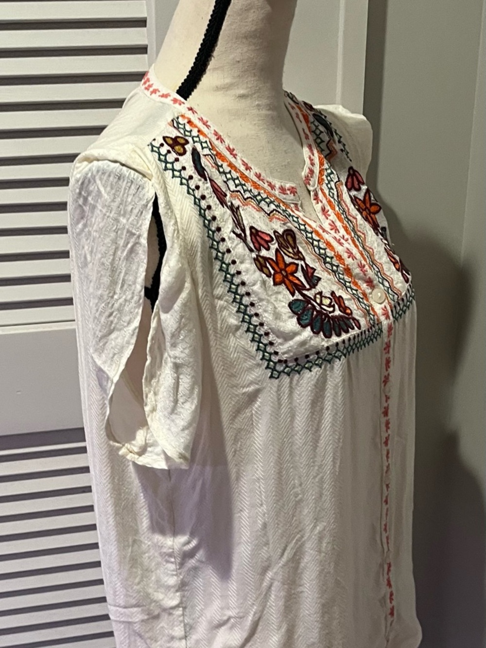 Double D Ranch Ivory Embroidered Button-Front Blouse - Picture 2 of 5